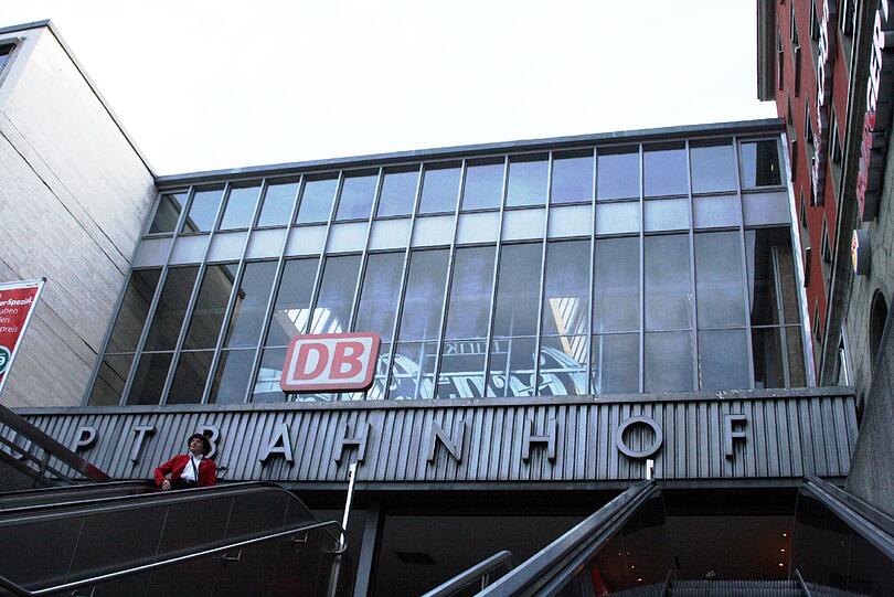 Am Hauptbahnhof hat ein stark betrunkener Mann versucht, einen 82-Jährigen unter Gewaltandrohung räuberisch zu erpressen.