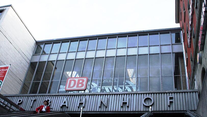 Am Hauptbahnhof hat ein stark betrunkener Mann versucht, einen 82-Jährigen unter Gewaltandrohung räuberisch zu erpressen. Am Hauptbahnhof hat ein stark betrunkener Mann versucht, einen 82-Jährigen unter Gewaltandrohung räuberisch zu erpressen.