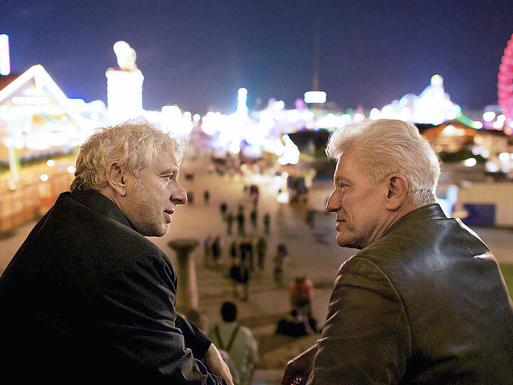 Die Hauptkommissare Franz Leitmayr (Udo Wachtveitl) und Ivo Batic (Miroslav Nemec) blicken auf die Theresienwiese