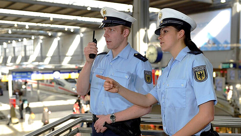 Bundespolizisten mussten sich um zwei blutende Männer am Hauptbahnhof kümmern. (Symbolbild) Bundespolizisten mussten sich um zwei blutende Männer am Hauptbahnhof kümmern. (Symbolbild)