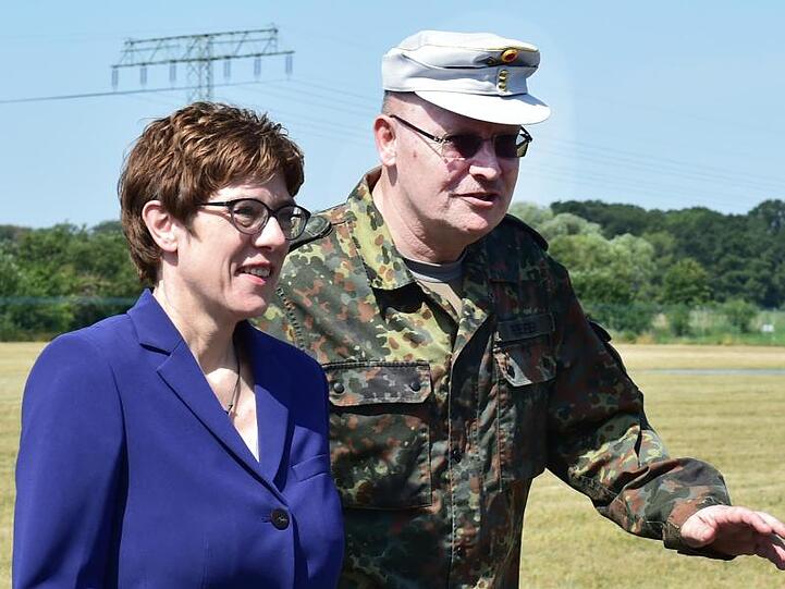 Verteidigungsministerin Annegret Kramp-Karrenbauer (CDU) spricht beim Besuch des Einsatzführungskommandos mit Generalleutnant Erich Pfeffer.