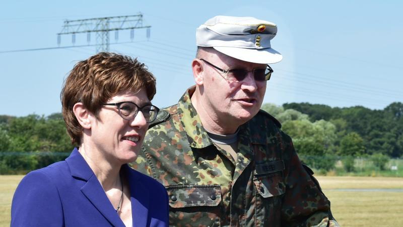 Verteidigungsministerin Annegret Kramp-Karrenbauer (CDU) spricht beim Besuch des Einsatzführungskommandos mit Generalleutnant Erich Pfeffer.