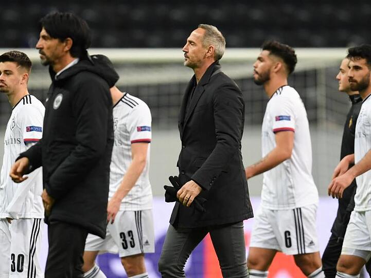 Getrübte Stimmung: Frankfurts Cheftrainer Adi Hütter (M) geht nach der 0:3-Niederlage vom Platz.