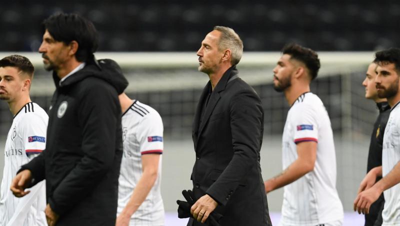 Getrübte Stimmung: Frankfurts Cheftrainer Adi Hütter (M) geht nach der 0:3-Niederlage vom Platz. Getrübte Stimmung: Frankfurts Cheftrainer Adi Hütter (M) geht nach der 0:3-Niederlage vom Platz.