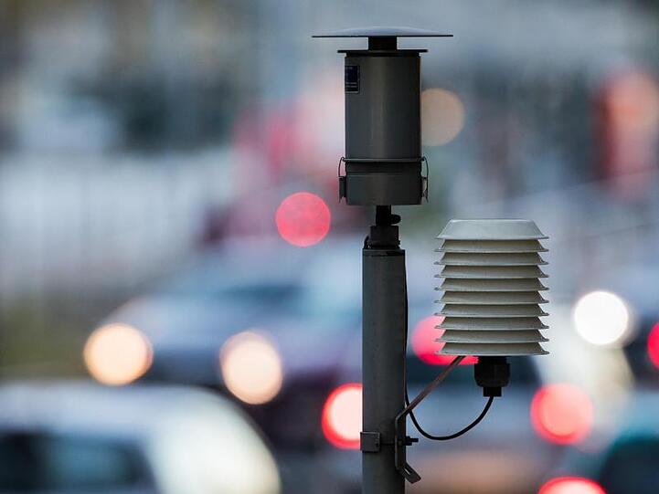 Autos neben einer Messstation des Landesumweltamtes in Köln. Luftreinhaltepläne und Dieselfahrverbote. Der Deutsche Städtetag fordert mehr Unterstützung von Bund und Ländern für die Umsetzung von Luftreinhalteplänen.