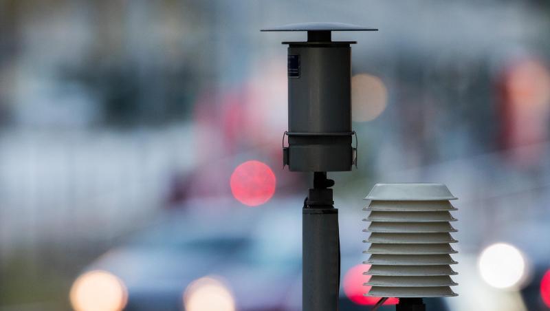 Autos neben einer Messstation des Landesumweltamtes in Köln. Luftreinhaltepläne und Dieselfahrverbote. Der Deutsche Städtetag fordert mehr Unterstützung von Bund und Ländern für die Umsetzung von Luftreinhalteplänen. Autos neben einer Messstation des Landesumweltamtes in Köln. Luftreinhaltepläne und Dieselfahrverbote. Der Deutsche Städtetag fordert mehr Unterstützung von Bund und Ländern für die Umsetzung von Luftreinhalteplänen.