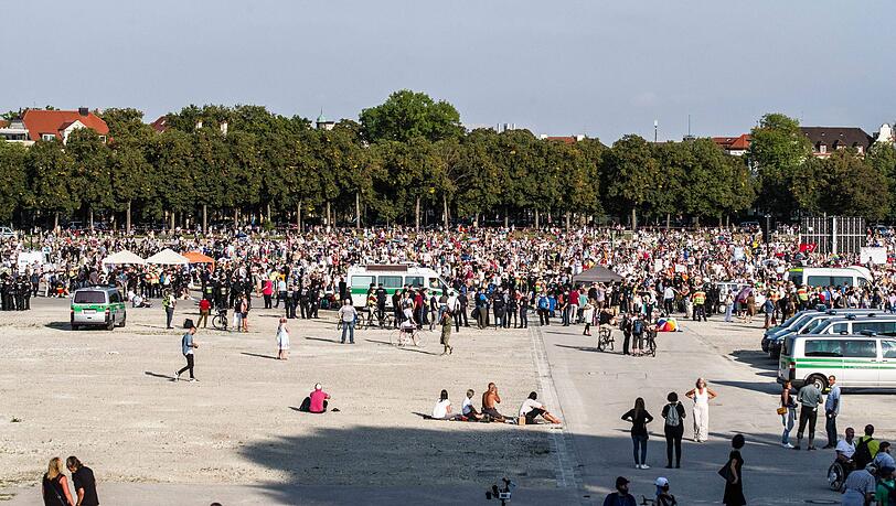 Tausende Menschen haben sich im vergangenen September bei einer Kundgebung der Initiative "Querdenken 089" auf der Theresienwiese getroffen.