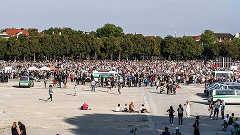 Tausende Menschen haben sich im vergangenen September bei einer Kundgebung der Initiative "Querdenken 089" auf der Theresienwiese getroffen.