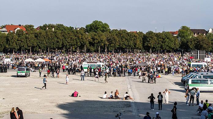 Tausende Menschen haben sich im vergangenen September bei einer Kundgebung der Initiative "Querdenken 089" auf der Theresienwiese getroffen.