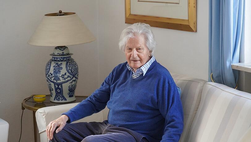 Vor vier Wochen ist er im Bus gestürzt und hat sich dabei eine Rippe gebrochen - Heinz Hartmann (85) hat immer noch Schmerzen.