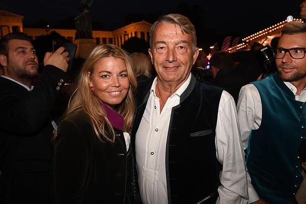 Marion Popp verließ Noch-Ehemann Wolfgang Niersbach im Dezember 2024. Nun soll die Blondine wieder viel Zeit mit Ex-Partner Marcus Höfl verbringen. Marion Popp verließ Noch-Ehemann Wolfgang Niersbach im Dezember 2024. Nun soll die Blondine wieder viel Zeit mit Ex-Partner Marcus Höfl verbringen.