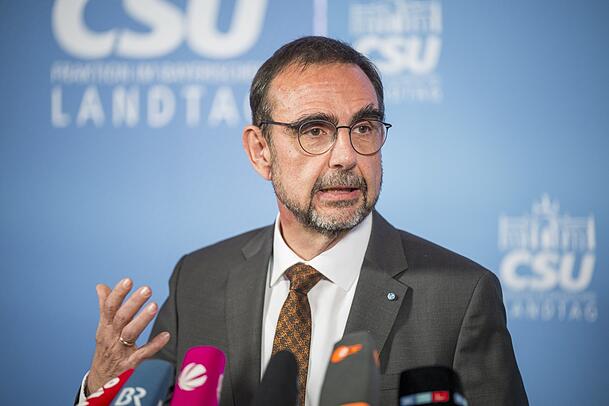 Klaus Holetschek ist seit Oktober 2023 Vorsitzender der CSU-Fraktion im Bayerischen Landtag. Er stichelt gegen Wüst: "Das Bildungssystem in NRW hat gerade andere Probleme als Ferienzeiten." Klaus Holetschek ist seit Oktober 2023 Vorsitzender der CSU-Fraktion im Bayerischen Landtag. Er stichelt gegen Wüst: "Das Bildungssystem in NRW hat gerade andere Probleme als Ferienzeiten."