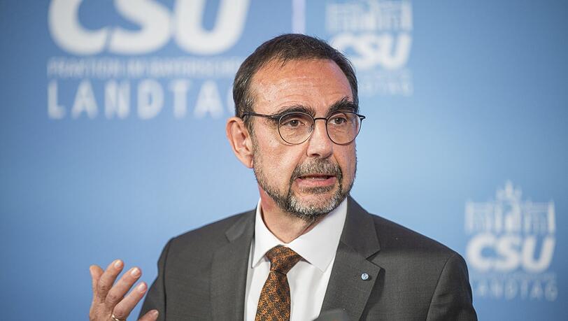 Klaus Holetschek ist seit Oktober 2023 Vorsitzender der CSU-Fraktion im Bayerischen Landtag. Er stichelt gegen Wüst: "Das Bildungssystem in NRW hat gerade andere Probleme als Ferienzeiten." Klaus Holetschek ist seit Oktober 2023 Vorsitzender der CSU-Fraktion im Bayerischen Landtag. Er stichelt gegen Wüst: "Das Bildungssystem in NRW hat gerade andere Probleme als Ferienzeiten."