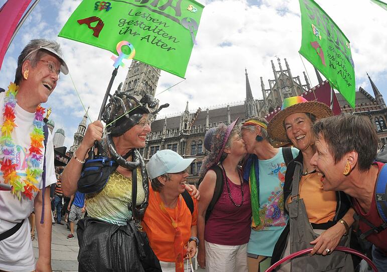 Sie feiern: Schwule, Lesben und Transgender tummeln sich auf Münchens Straßen und feiern den Christopher Street Day 2011