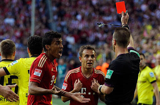 RAFINHA: Note 5. Bis zur Pause ordentlich: Gute Flanke auf Gomez &ndash; 1:0 (23.), super Laufweg vor Gomez&rsquo; zweiter Chance (28.). Meiste Ballkontakte! In der zweiten Halbzeit aber konfuser &ndash; und nach einem Ellenbogenschlag gegen Blaszczykowski mit anschließendem Tumult zu Recht mit Gelb-Rot vom Platz gestellt. So etwas kann Heynckes nicht ausstehen.