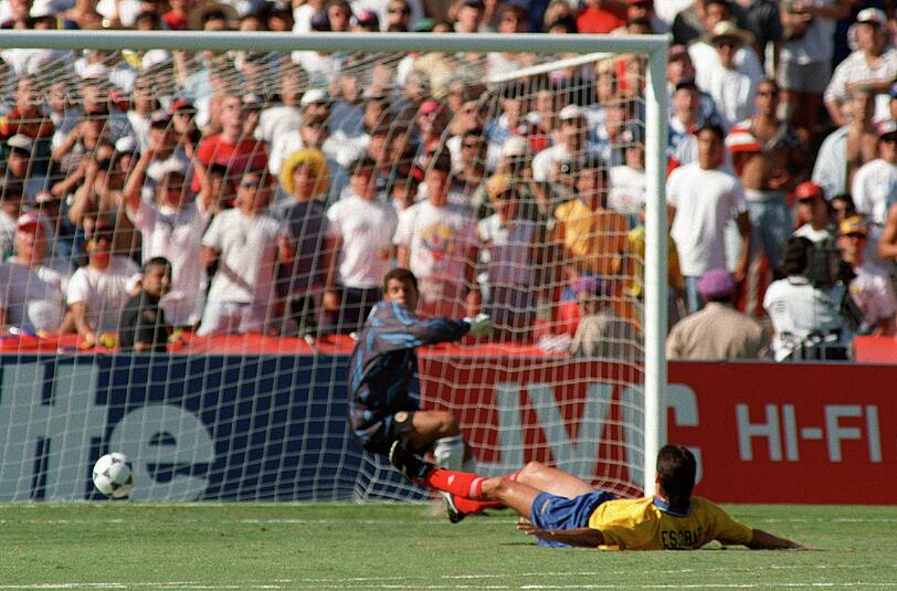 Pablo Escobar: Der Kolumbianer liegt nach seinem Eigentor bei der WM 1994 auf dem Boden.