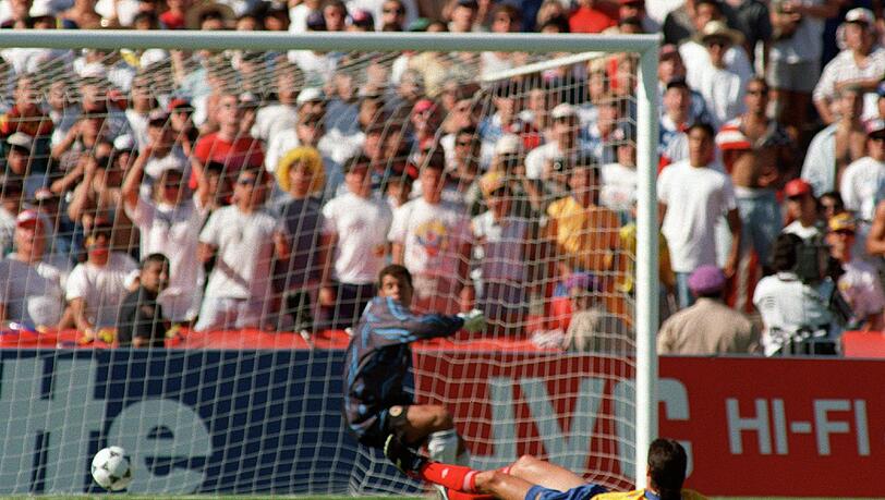 Pablo Escobar: Der Kolumbianer liegt nach seinem Eigentor bei der WM 1994 auf dem Boden. Pablo Escobar: Der Kolumbianer liegt nach seinem Eigentor bei der WM 1994 auf dem Boden.