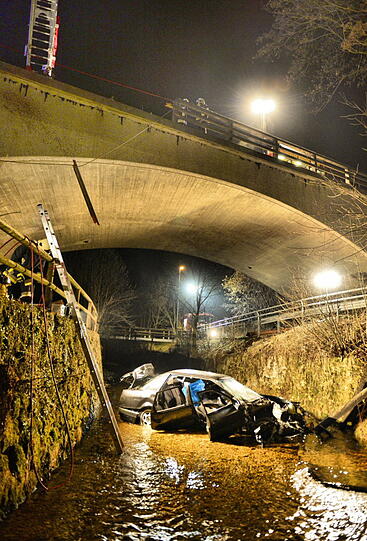 Schrecklicher Unfall bei Waging am See: Ein Auto fällt von einer Brücke. Die beiden Insassen werden schwer verletzt. Die Bilder von der Bergung...