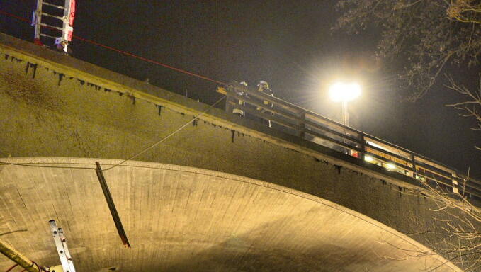 Schrecklicher Unfall bei Waging am See: Ein Auto fällt von einer Brücke. Die beiden Insassen werden schwer verletzt. Die Bilder von der Bergung... Schrecklicher Unfall bei Waging am See: Ein Auto fällt von einer Brücke. Die beiden Insassen werden schwer verletzt. Die Bilder von der Bergung...