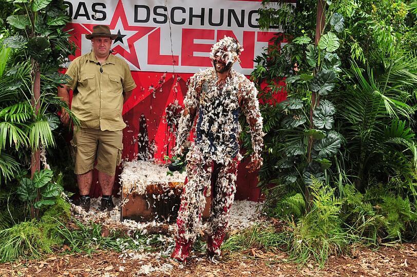 David geteert und gefedert.