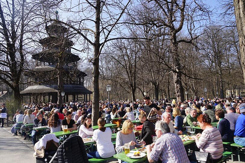 Volle Bänke auch im Biergarten am Chinesischen Turm.