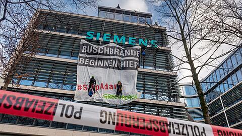 Greenpeace-Aktivisten haben am Dienstag das Dach der Zentrale der Siemens AG geentert.