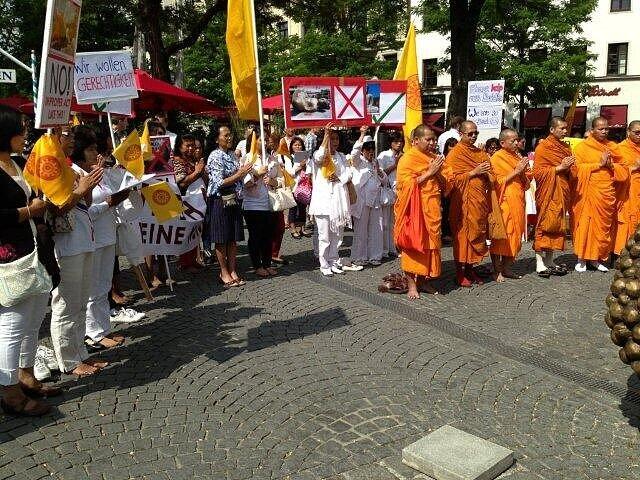 Seit 8. Mai liegt der Buddha vor der Schrannenhalle. Kritiker werfen dem Künstler mangelnden Respekt vor.