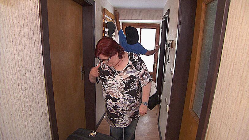 Helmut (52), der einsame Hobbybauer, will es mit Angie (56, Krankenschwester) versuchen. Beim Hausrundgang entdeckt Angie eine Spinne im Flur und bekommt Angst. Helmut entfernt diese sofort.