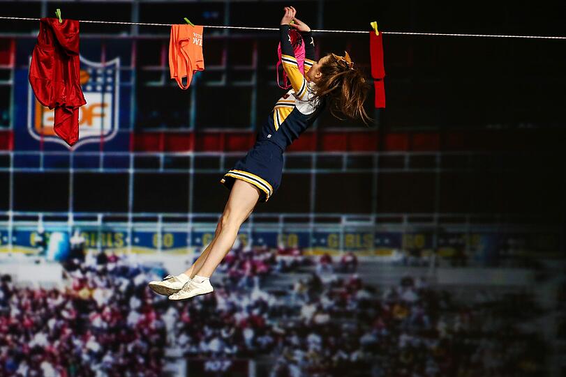 Die Maniacs Cheerleader aus Elmshorn hängten in luftiger Höhe Wäsche auf.