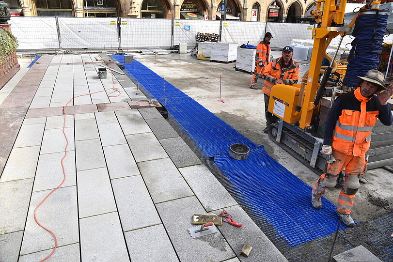Königsblaue Unterlage für die Bodenplatten am Marienplatz - die Bilder von AZ-Leserreporter Djordje Matkovic