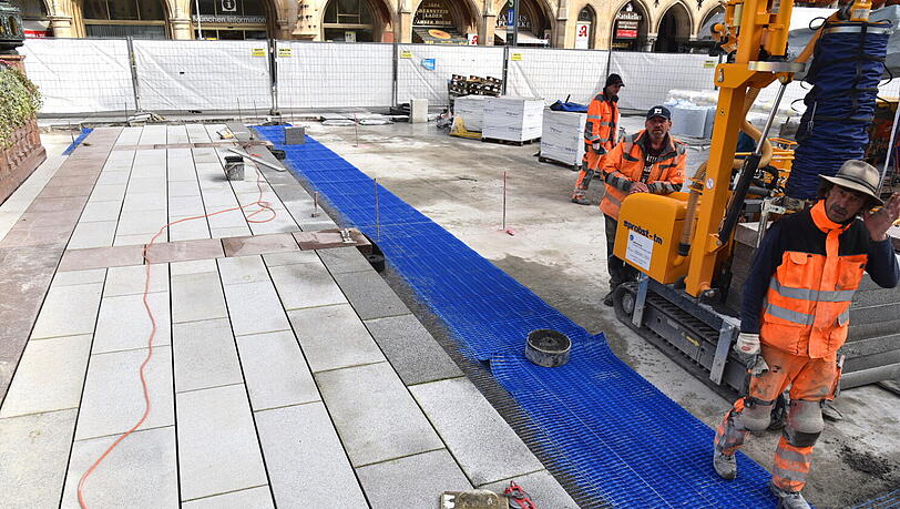 Königsblaue Unterlage für die Bodenplatten am Marienplatz - die Bilder von AZ-Leserreporter Djordje Matkovic Königsblaue Unterlage für die Bodenplatten am Marienplatz - die Bilder von AZ-Leserreporter Djordje Matkovic