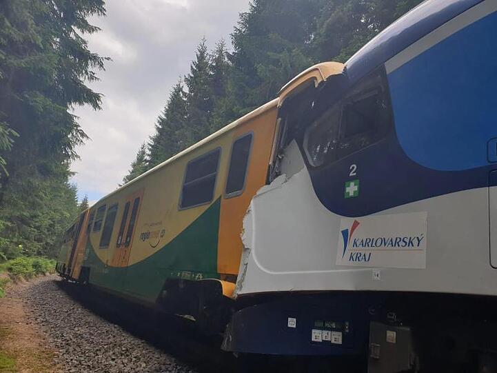 Der eine Zug war auf der eingleisigen Strecke unterwegs vom westböhmischen Karlsbad ins sächsische Johanngeorgenstadt, der andere in umgekehrter Richtung.