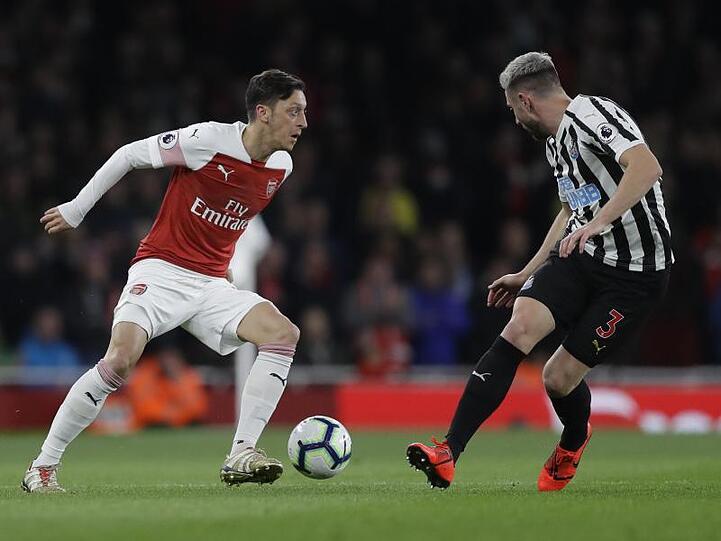 Mesut Özil (l) feierte mit seinem Team einen Heimsieg.
