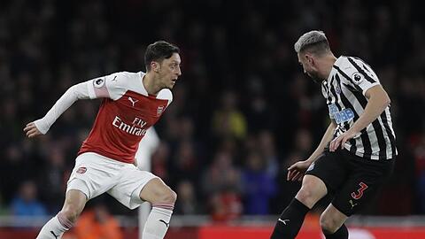 Mesut Özil (l) feierte mit seinem Team einen Heimsieg.