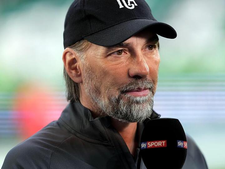 Augsburgs Trainer Martin Schmidt ist vor dem Spiel in der Arena. Foto: Peter Steffen/dpa