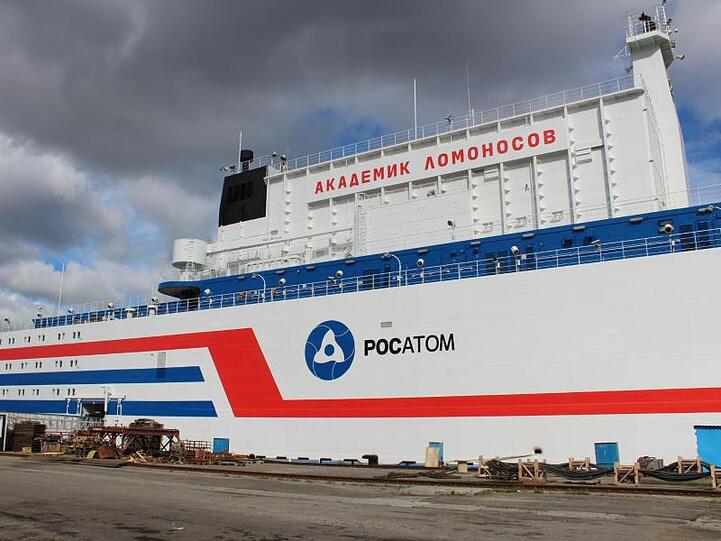 Das erste schwimmende Atomkraftwerk liegt im Hafen von Murmansk. Die "Akademik Lomonossow" soll mit zwei Reaktoren an Bord von Schleppern rund 4700 Kilometer weit in den äußersten Nordosten Russlands gezogen werden.