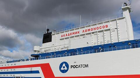 Das erste schwimmende Atomkraftwerk liegt im Hafen von Murmansk. Die "Akademik Lomonossow" soll mit zwei Reaktoren an Bord von Schleppern rund 4700 Kilometer weit in den äußersten Nordosten Russlands gezogen werden.