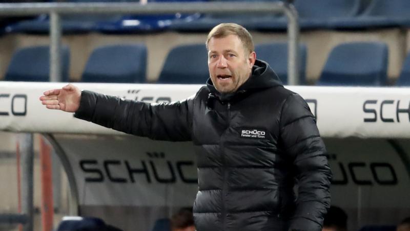 Bielefelds Trainer Frank Kramer steht am Spielfeldrand.