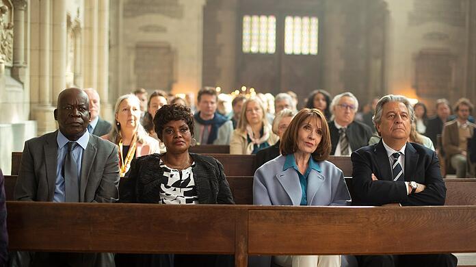 André (Pascal N'Zonzi) und Madeleine Koffi (Salimata Kamate) sowie Marie (Chantal Lauby) und Claude Verneuil (Christian Clavier) teilen eine fromme Minute.