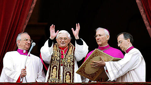 Am Abend des 19. April 2005 tritt Joseph Ratzinger als neuer Papst Benedikt XVI. vor die jubelnde Menge auf dem Petersplatz.