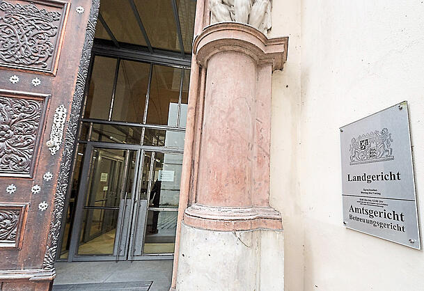 Hier geht’s rein – aber auch für Rechtsextreme? Eine Einstellung am Landgericht Passau sorgt für harte Kritik des rechtspolitischen Sprechers der Grünen im Bayerischen Landtag. Hier geht’s rein – aber auch für Rechtsextreme? Eine Einstellung am Landgericht Passau sorgt für harte Kritik des rechtspolitischen Sprechers der Grünen im Bayerischen Landtag.