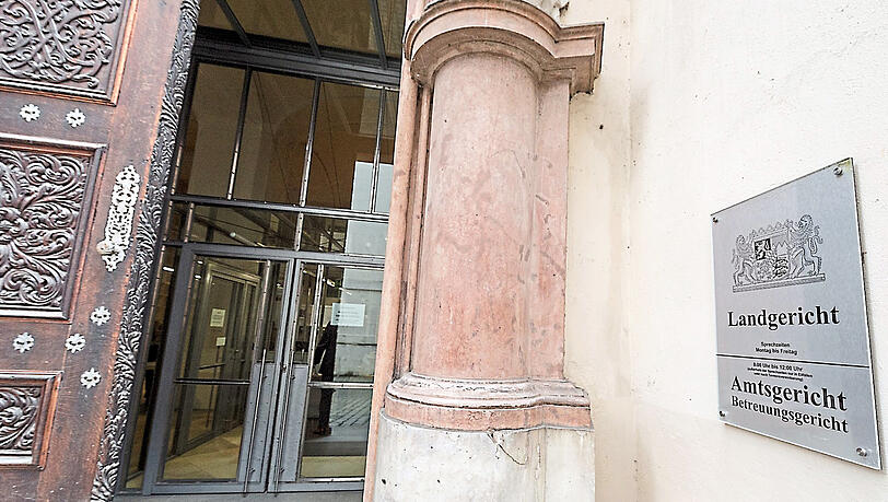 Hier geht’s rein – aber auch für Rechtsextreme? Eine Einstellung am Landgericht Passau sorgt für harte Kritik des rechtspolitischen Sprechers der Grünen im Bayerischen Landtag. Hier geht’s rein – aber auch für Rechtsextreme? Eine Einstellung am Landgericht Passau sorgt für harte Kritik des rechtspolitischen Sprechers der Grünen im Bayerischen Landtag.