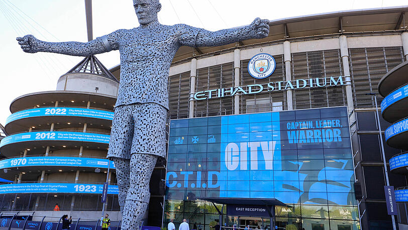 Manchester City setzte Vincent Kompany ein Denkmal vor dem Etihad Stadium. Manchester City setzte Vincent Kompany ein Denkmal vor dem Etihad Stadium.