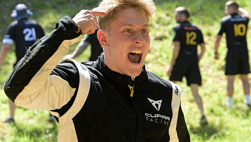 Tom Kopke aus München jubelt, nachdem er zum dritten Mal das Abfahrtsrennen der Männer beim "Cheese Rolling Contest" am Cooper's Hill in der englischen Grafschaft Gloucestershire gewonnen hat. Tom Kopke aus München jubelt, nachdem er zum dritten Mal das Abfahrtsrennen der Männer beim "Cheese Rolling Contest" am Cooper's Hill in der englischen Grafschaft Gloucestershire gewonnen hat.