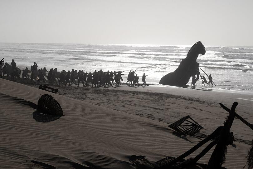 Das monumentale Troajnische Pferd muss am Strand wieder aufgebäumt werden. Das monumentale Troajnische Pferd muss am Strand wieder aufgebäumt werden.
