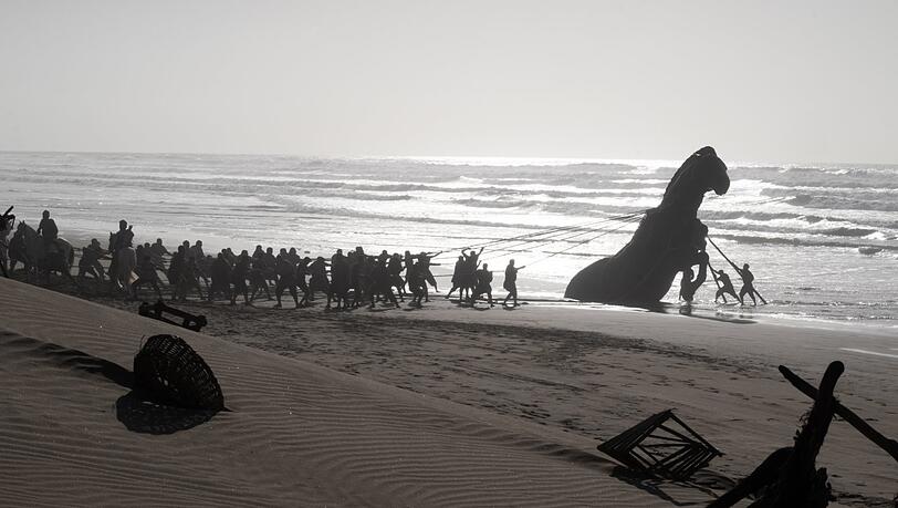 Das monumentale Troajnische Pferd muss am Strand wieder aufgebäumt werden. Das monumentale Troajnische Pferd muss am Strand wieder aufgebäumt werden.