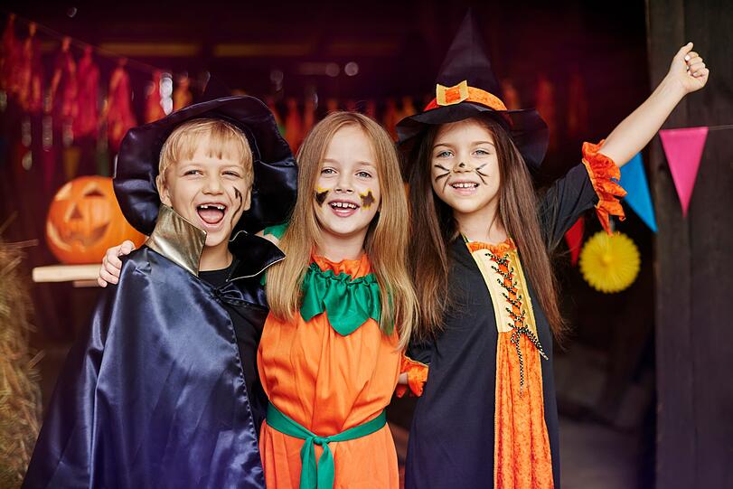 Für Kinder nimmt Halloween eine ganz besondere Rolle ein. Sie können am 31. Oktober ihre Grenzen austesten - in einem sicheren Umfeld, zusammen mit den Eltern und Freunden. Wenn die eine Deko oder Verkleidung doch mal zu gruselig ist, ist Mama zur Stelle mit erklärenden Worten und tröstenden Umarmungen. Perfekte Bedingungen, um die eigenen Ängste zu ergründen - und jede Menge Süßes zu sammeln. Für Kinder nimmt Halloween eine ganz besondere Rolle ein. Sie können am 31. Oktober ihre Grenzen austesten - in einem sicheren Umfeld, zusammen mit den Eltern und Freunden. Wenn die eine Deko oder Verkleidung doch mal zu gruselig ist, ist Mama zur Stelle mit erklärenden Worten und tröstenden Umarmungen. Perfekte Bedingungen, um die eigenen Ängste zu ergründen - und jede Menge Süßes zu sammeln.