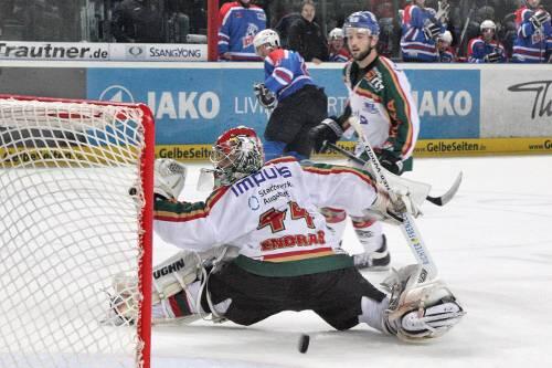 Da war die Nürnberger Eishockey-Welt noch in Ordnung: Andre Savage (im Hintergrund) erzielt das 4:3 für die Ice Tigers.