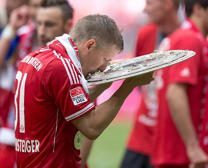 Zweierbeziehung: Bastian Schweinsteiger küsst die Schale.