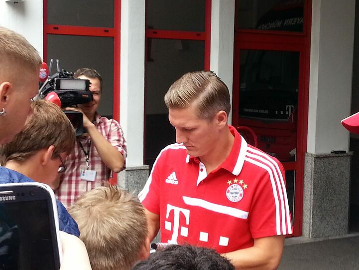 Auf dem Weg von der Säbener Straße zum Mannschaftshotel. Die Bayern-Stars gaben wartenden Fans vor dem Bundesliga-Auftakt noch ein paar Autogramme. Hier die Bilder.